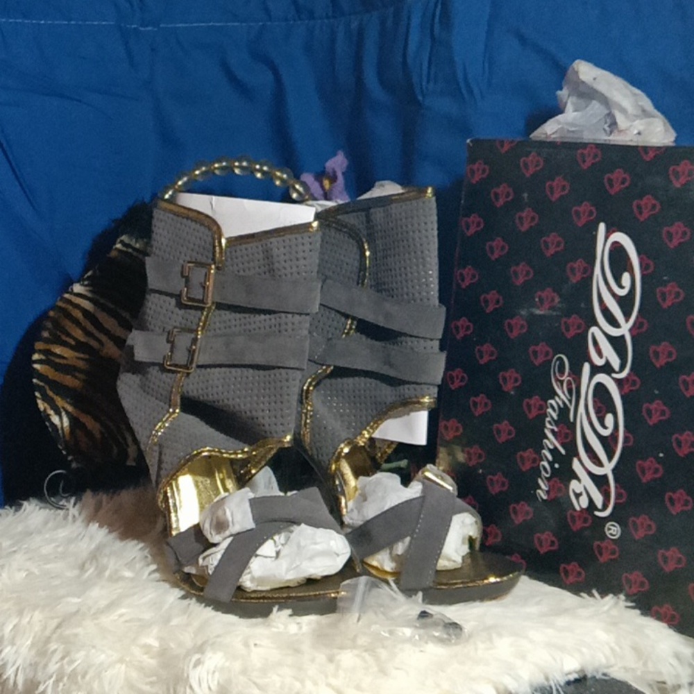 NWT heeled sandal